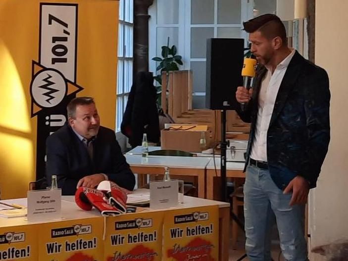 Profiboxer Jürgen Doberstein übergab Boxhandschuhe für die Sternenregen-Online-Auktion auf Radio Salü an Axel Musolff.